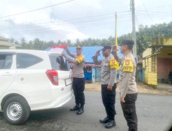 Polsek Ibu Bagikan Bendera Merah Putih Kepada Warga Bentuk Kecintaan Kepada NKRI di HUT RI Ke 80