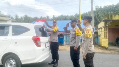 Polsek Ibu Bagikan Bendera Merah Putih Kepada Warga Bentuk Kecintaan Kepada NKRI di HUT RI Ke 80