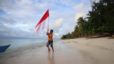 Sambut HUT Ke-80 Kemerdekaan RI: Merah Putih Berkibar di Pulau Liwo dan Sayafi