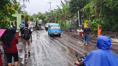 Banjir Bandang Terjang Kelurahan Bobo, Matrial Pasir Tutup Badan Jalan Sepanjang 50 Meter 