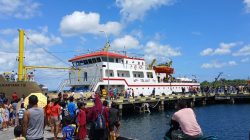 Kasman Memimpin Penyambutan KM Sabuk Nusantara 115 di Pelabuhan Galela