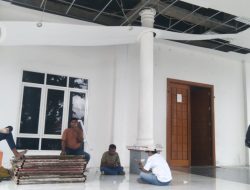 Disperkim ‘Tidur’,Plafon Aula Kantor Bupati Halsel Nyaris Makan Korban