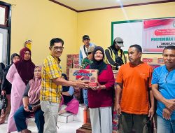 Kadis DLH Halsel Serahkan Paket THR Sembako kepada 316 Petugas Kebersihan