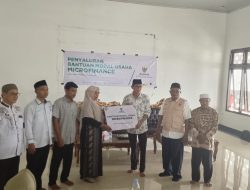 Pemkab dan Baznas Serahkan Bantuan Modal Kepada 24 Pelaku Usaha di Halsel