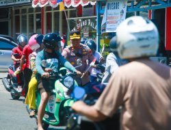 Wakapolres Halsel Bagi Bagi Bendera Merah Putih Secara Gratis Kepada Pengendara
