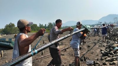 Masyarakat Kusubibi Bersama Polsek Bacan Barat Gotong Royong Pasang Jaringan Air Bersih