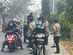 Polsek Pulau Bacan Bagi Bagi Masker ke Pengendara