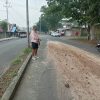Material Tanah Berhamburan Di Jalan Raya Depan RSUD Jailolo Mengancam Pengguna Kendaraan