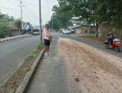Material Tanah Berhamburan Di Jalan Raya Depan RSUD Jailolo Mengancam Pengguna Kendaraan